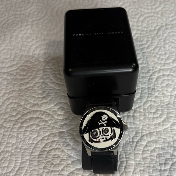 Marc Jacobs Silver and Black Skull Pirate Watch - Picture 4 of 12